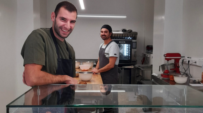 για-ζουμερό-κέικ-λάιμ-στο-moden-ένα-νέο-μίν-562841530