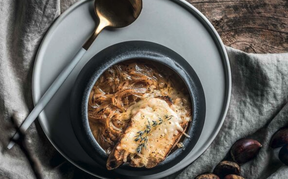 γαλλική-κρεμμυδόσουπα-με-σπέσιαλ-ζωμ-562841545