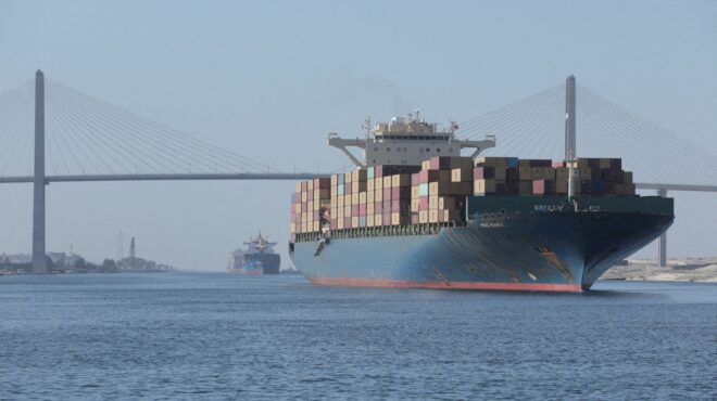 σουέζ-μείωση-της-κίνησης-κατά-42-στη-διώ-562849879