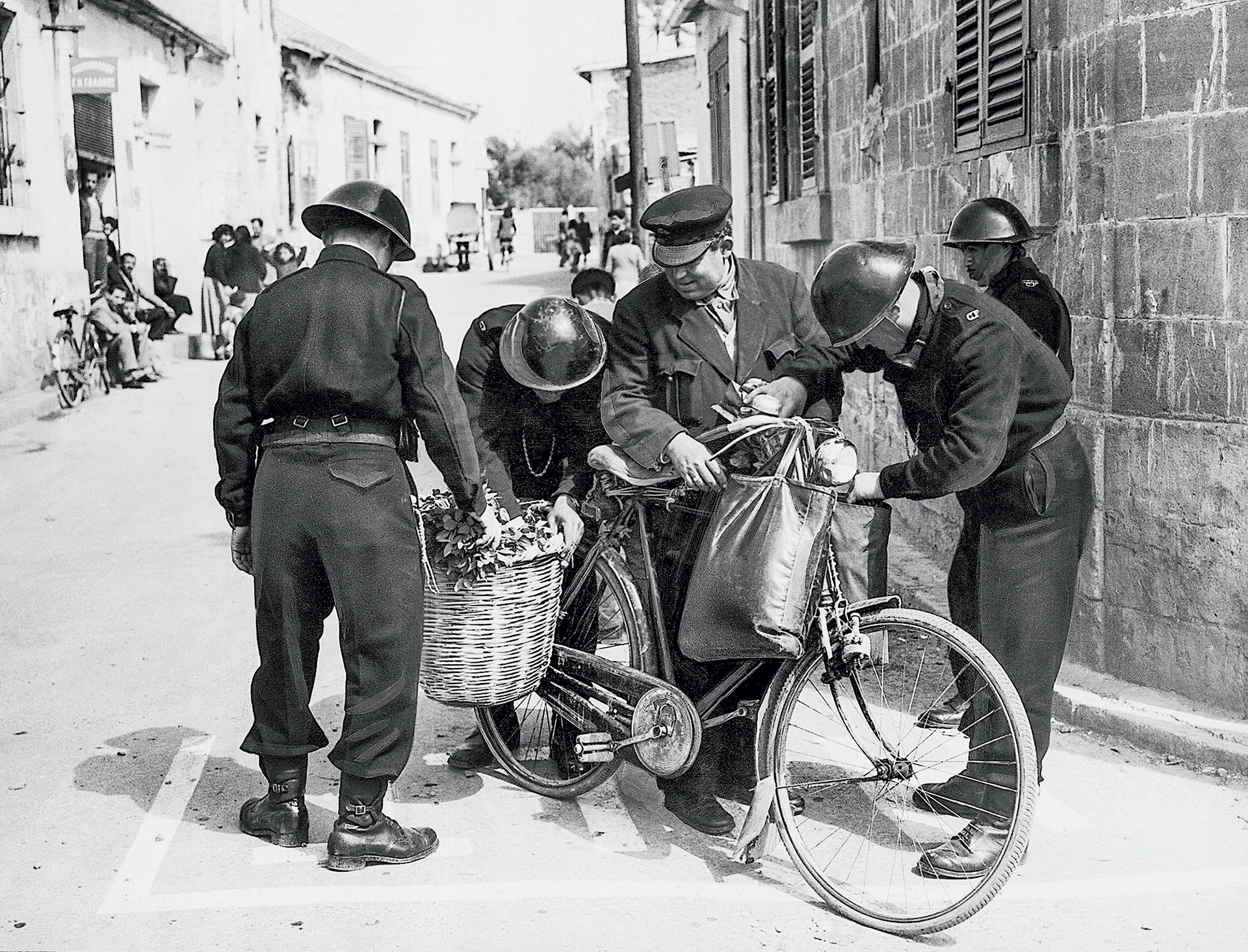 Αρχιεπίσκοπος Μακάριος – Ο Εθνάρχης Κύπρου ομιλεί-8