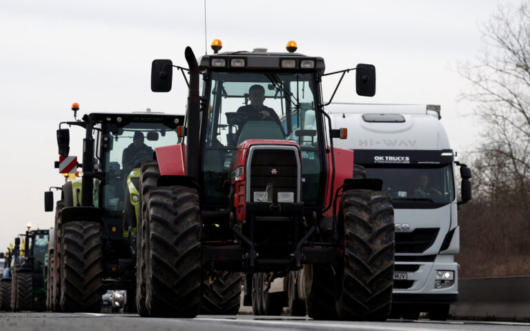 Η Γαλλία «θα πιέσει για αλλαγές» στην αγροτική νομοθεσία της Ε.Ε., καθώς τα τρακτέρ πλησιάζουν το Παρίσι