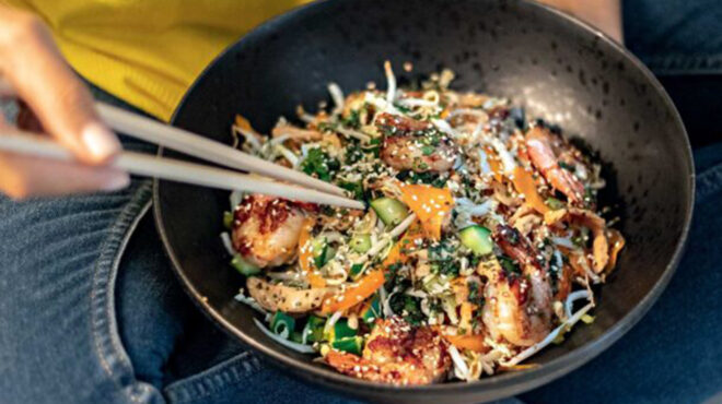 ασιατική-σαλάτα-με-γαρίδες-και-κοτόπο-562830097