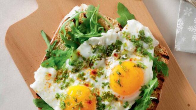 αυγά-τηγανητά-με-μυρώνια-562819684