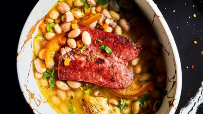 cassoulet-η-γαλλική-φασολάδα-με-πανσέτα-και-λο-562823704