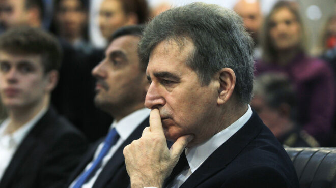 κυνηγώντας-τους-αποσπασμένους-562829374