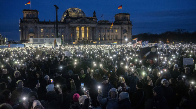 οι-διαδηλώσεις-και-οι-ίσκιοι-της-βαϊμά-562853494