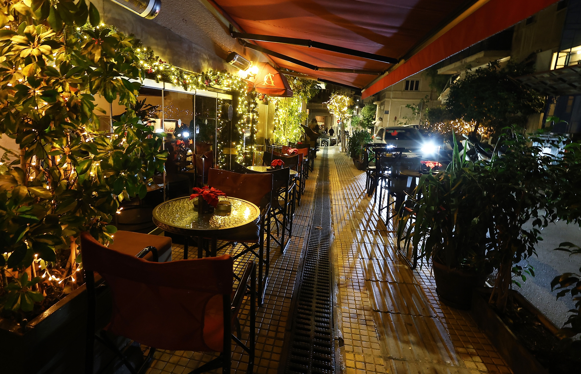 Η γειτονιά ανήκει στα Ι.Χ. και στα τραπέζια της-3