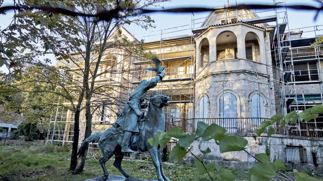 θεωρείο-η-βασίλισσα-και-το-νυφικό-562852861