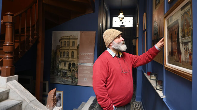 ενα-σπίτι-γεμάτο-ζωγραφική-και-φως-562858843