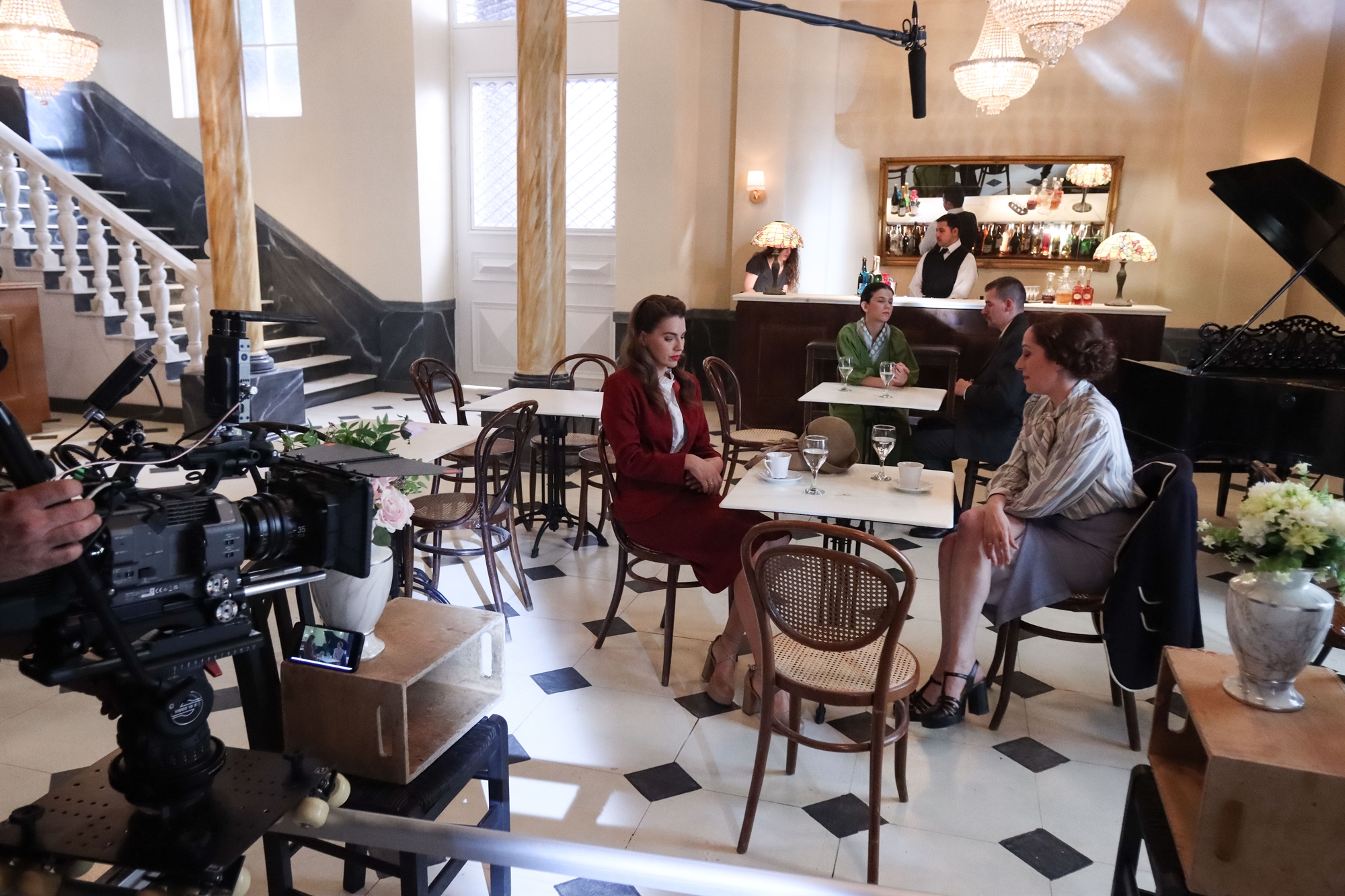 Τα μυστικά μιας σειράς εποχής: Πολυέλαιοι, νάιλον κάλτσες, ο χειμώνας του ’30-1