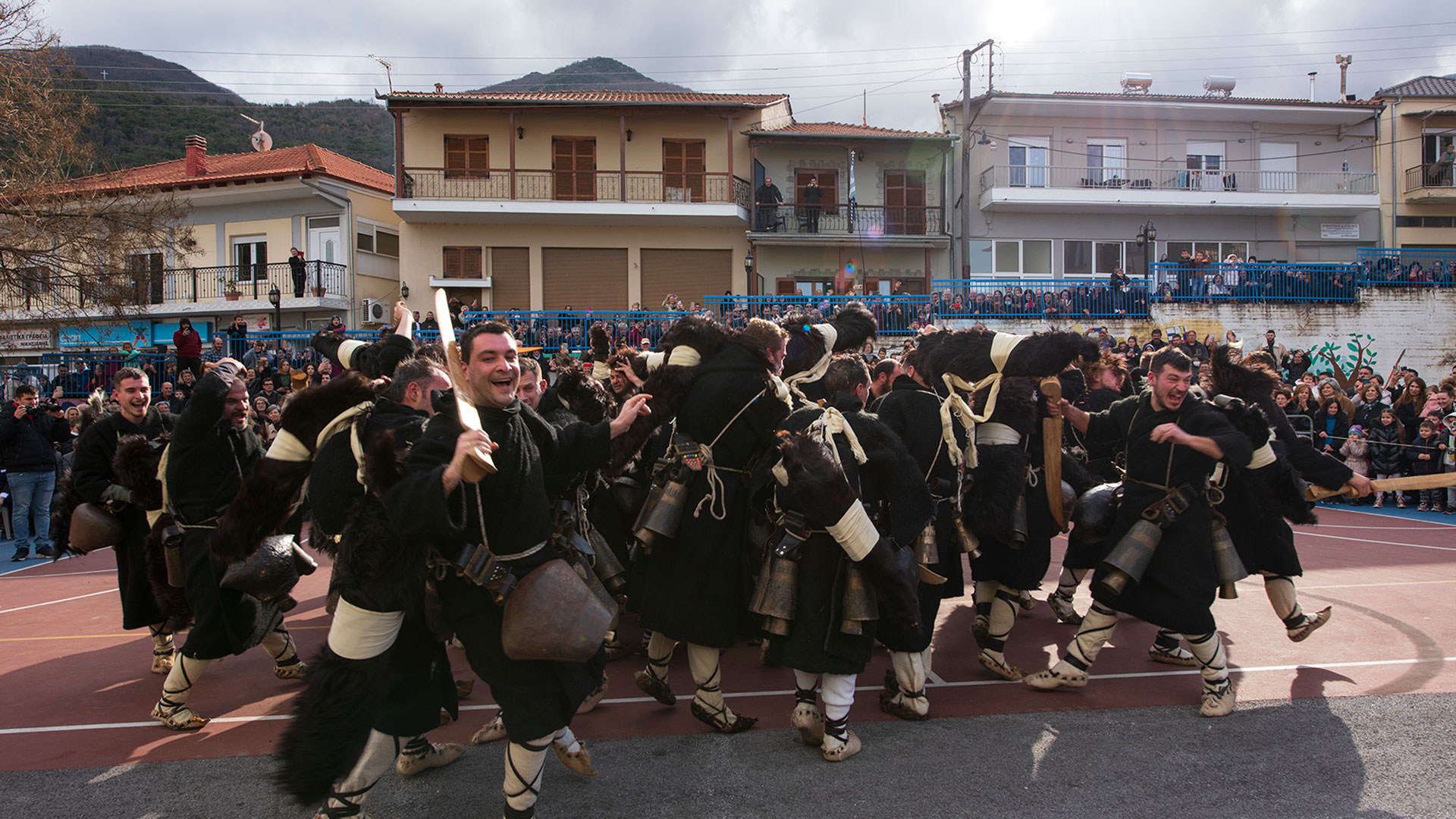 Με κουδούνια ξυπνούν τη φύση σε Καβάλα και Δράμα-1