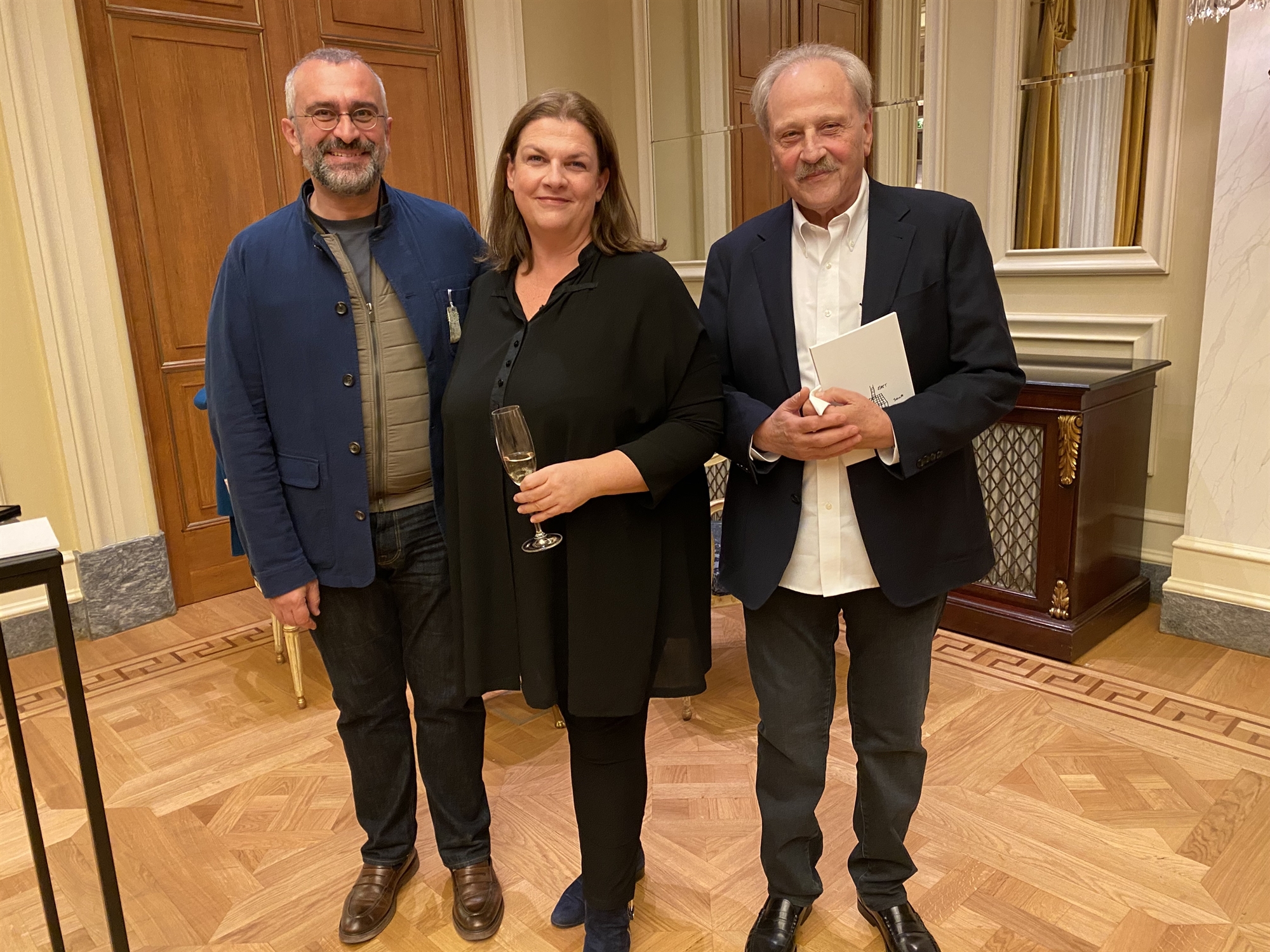 Εργα του Στίβεν Αντωνάκου σε όλες τις πρεσβείες των ΗΠΑ ανά τον κόσμο-2