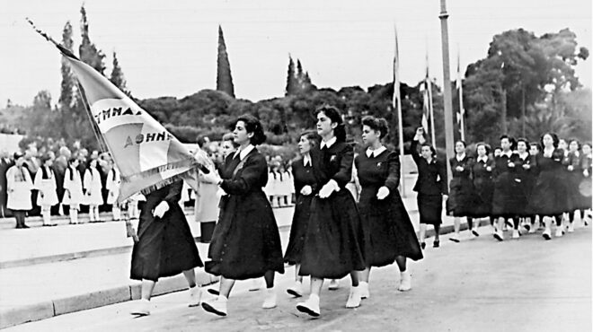 η-μπλε-ποδιά-αποβάλλεται-από-την-τάξη-562829575