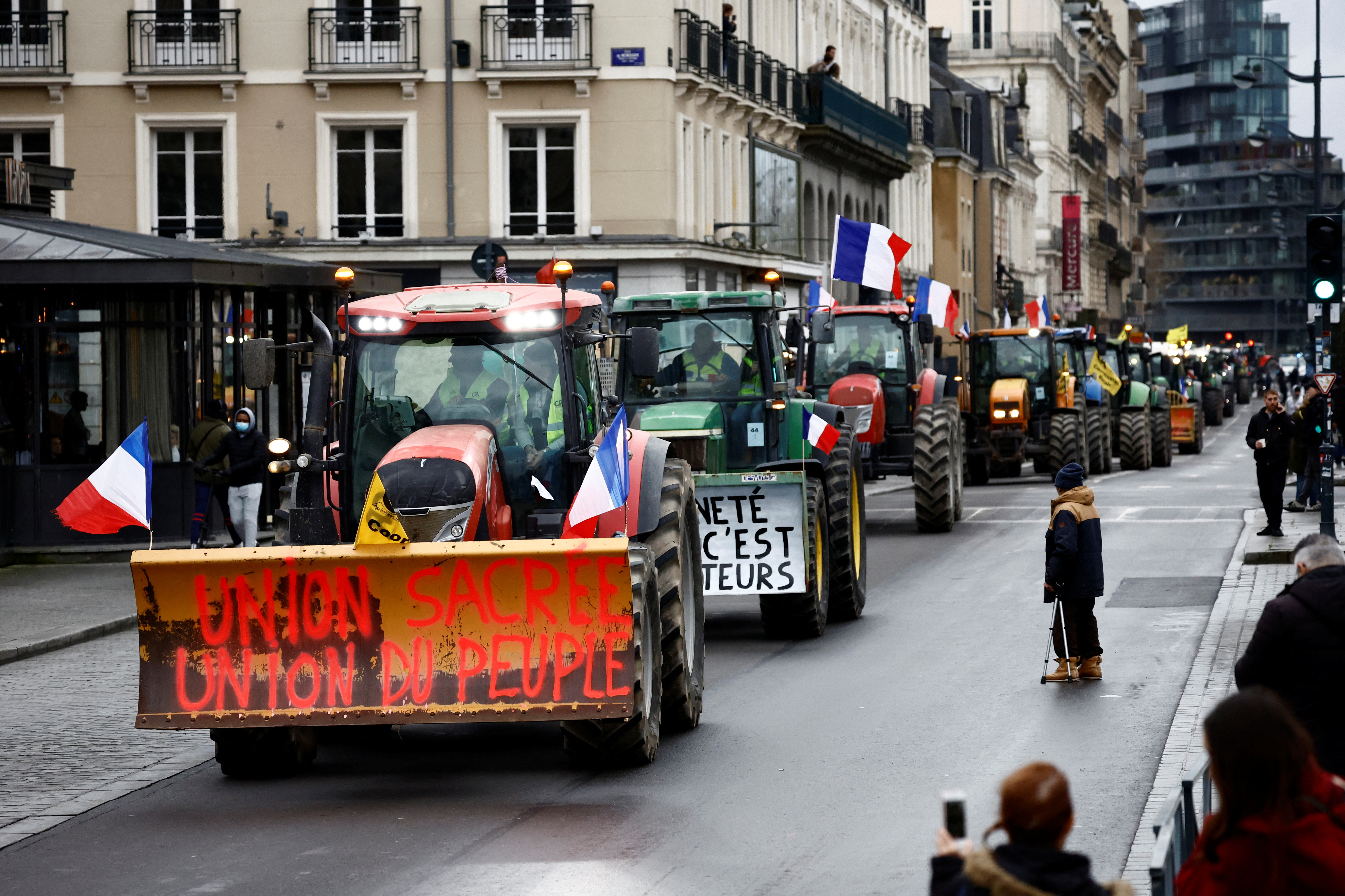 Σε «κλοιό» τρακτέρ Βερολίνο και Παρίσι με την ακροδεξιά να καραδοκεί-1