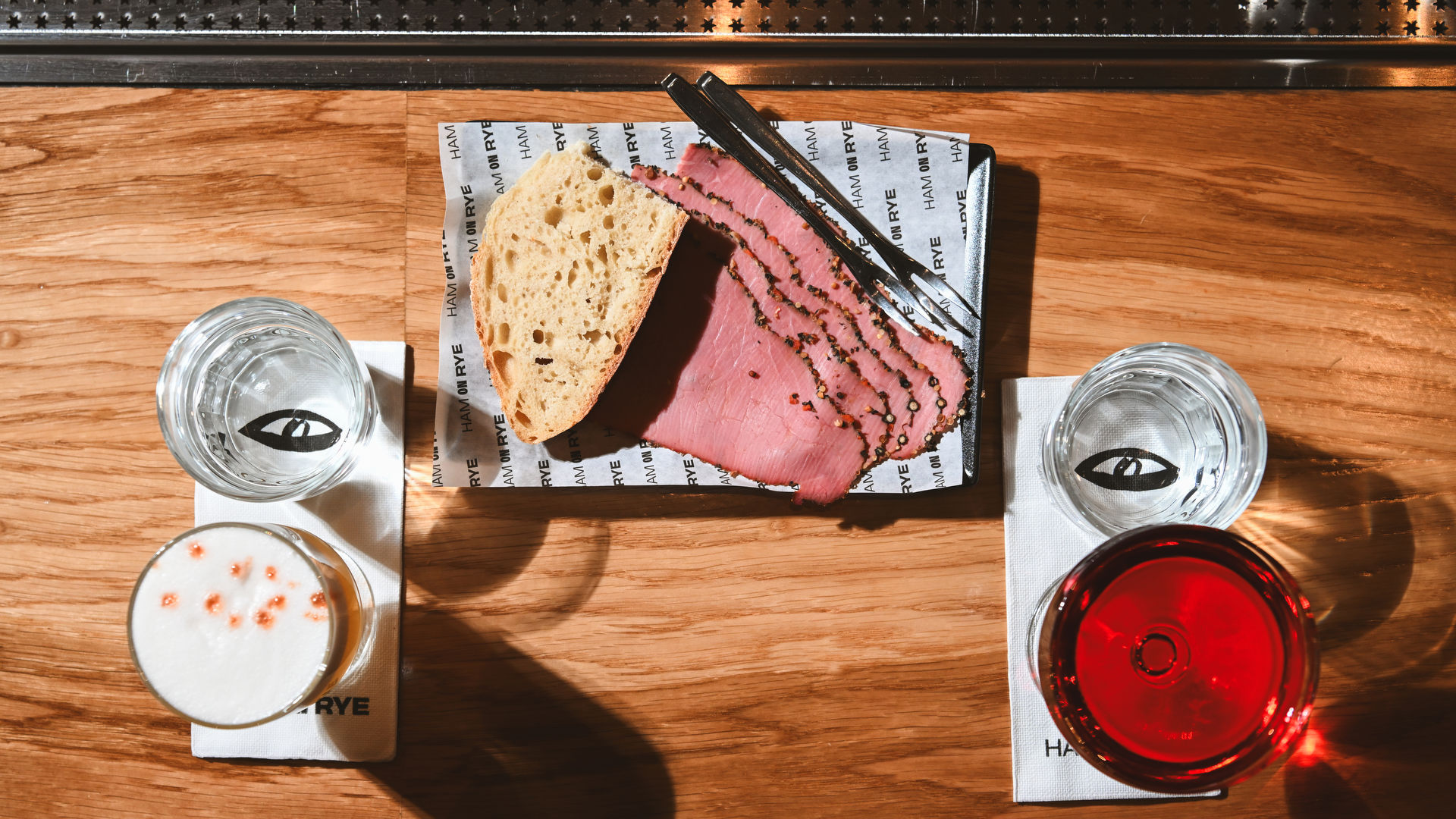 Ham on Rye: Στο νέο μπαρ των Εξαρχείων φτιάχνουν τα κλασικά κοκτέιλ που ψάχναμε-1