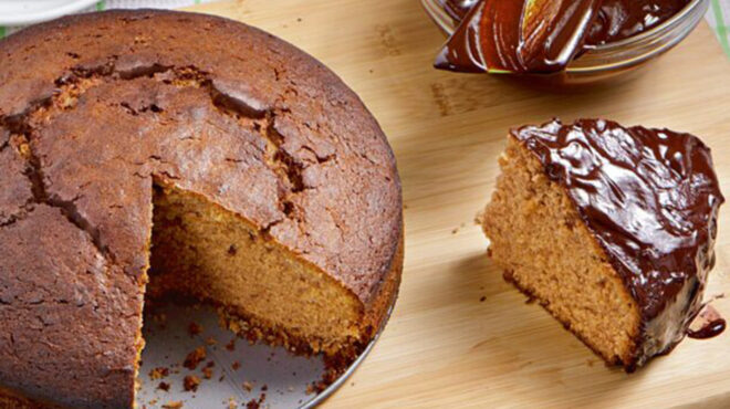 σοκολατένιο-κέικ-με-λάδι-και-κομπόστα-562835776