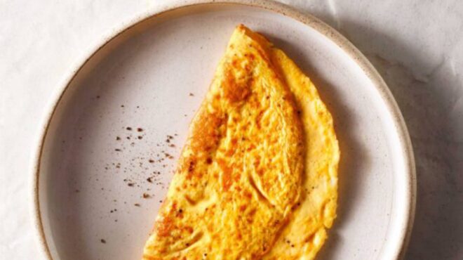 κλασική-ομελέτα-σε-μισοφέγγαρο-κάθε-φ-562843561