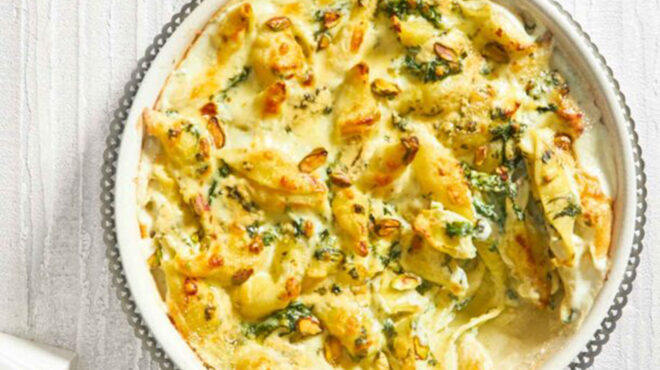 κοχύλες-με-σπανάκι-και-κρέμα-από-πικάν-562830091