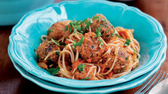 μακαρονάδα-με-κεφτεδάκια-και-λαχανικ-562835767