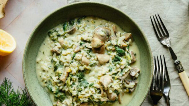 μανιτάρια-φρικασέ-με-σπανάκι-562832497