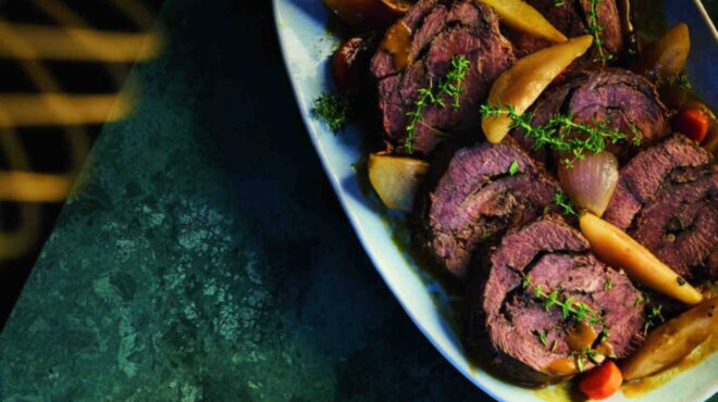 μοσχάρι-ρολό-αρωματικό-με-σάλτσα-από-ψ-562809670