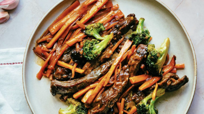 μοσχαρίσια-μπριζόλα-με-μπρόκολο-και-κ-562829449