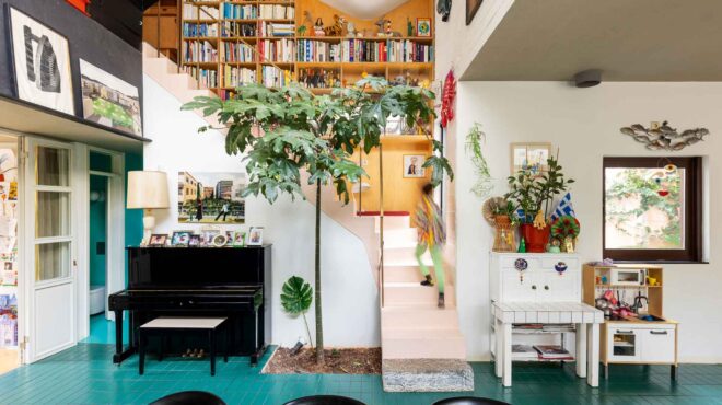 ενα-σπίτι-που-γεμίζει-με-χαρά-τα-πετράλ-562846117