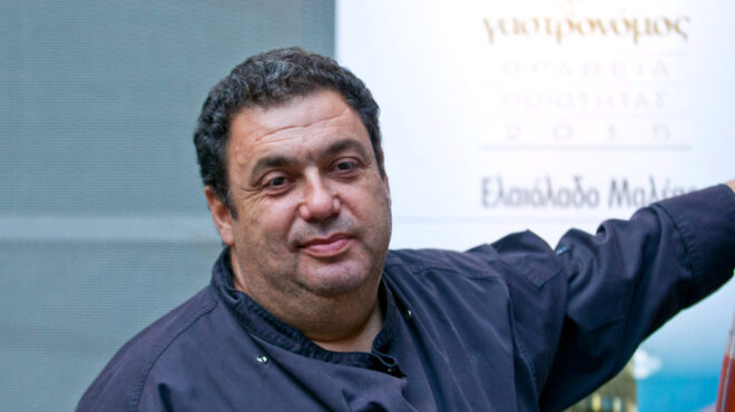 ο-χριστόφορος-πέσκιας-φτιάχνει-κοτόσ-562841797