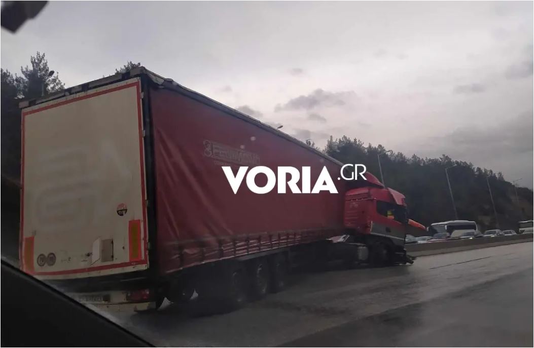 Θεσσαλονίκη: Νταλίκα «δίπλωσε» κοντά στην έξοδο Λαγυνών – Ζημιές σε τρία οχήματα-1