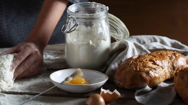 παραδοσιακό-προζυμένιο-ψωμί-με-αλεύρ-562840594