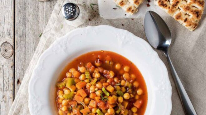 ρεβυθάδα-με-κρεμμύδι-και-ντομάτα-562811383