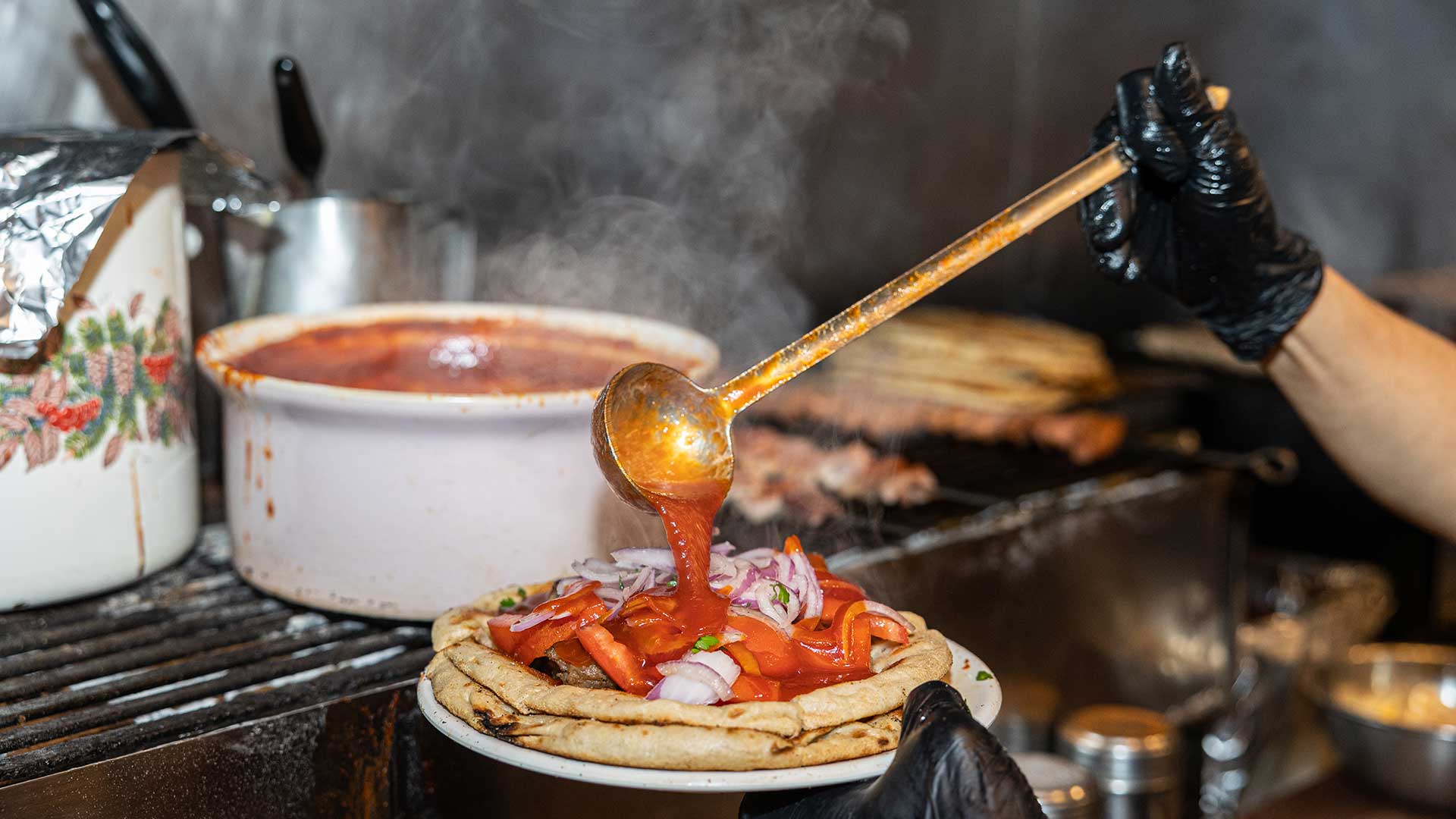 Στο Ροδόπολις στο Κερατσίνι φτιάχνουν σουβλάκια με μυστική σάλτσα από το 1945-1