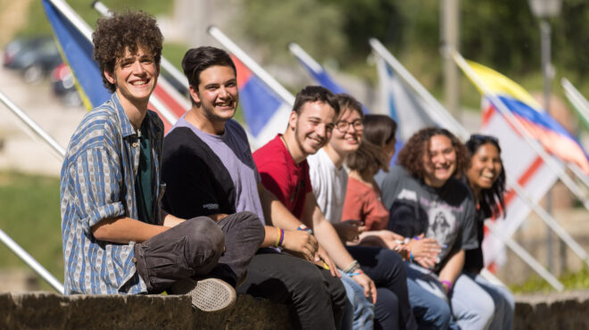 ενα-σχολείο-για-τα-παιδιά-του-πολέμου-562838032