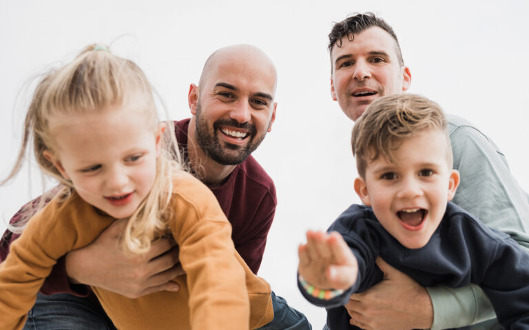 Ομόφυλα ζευγάρια: Τι ισχύει στον κόσμο, τι αλλάζει στην Ελλάδα