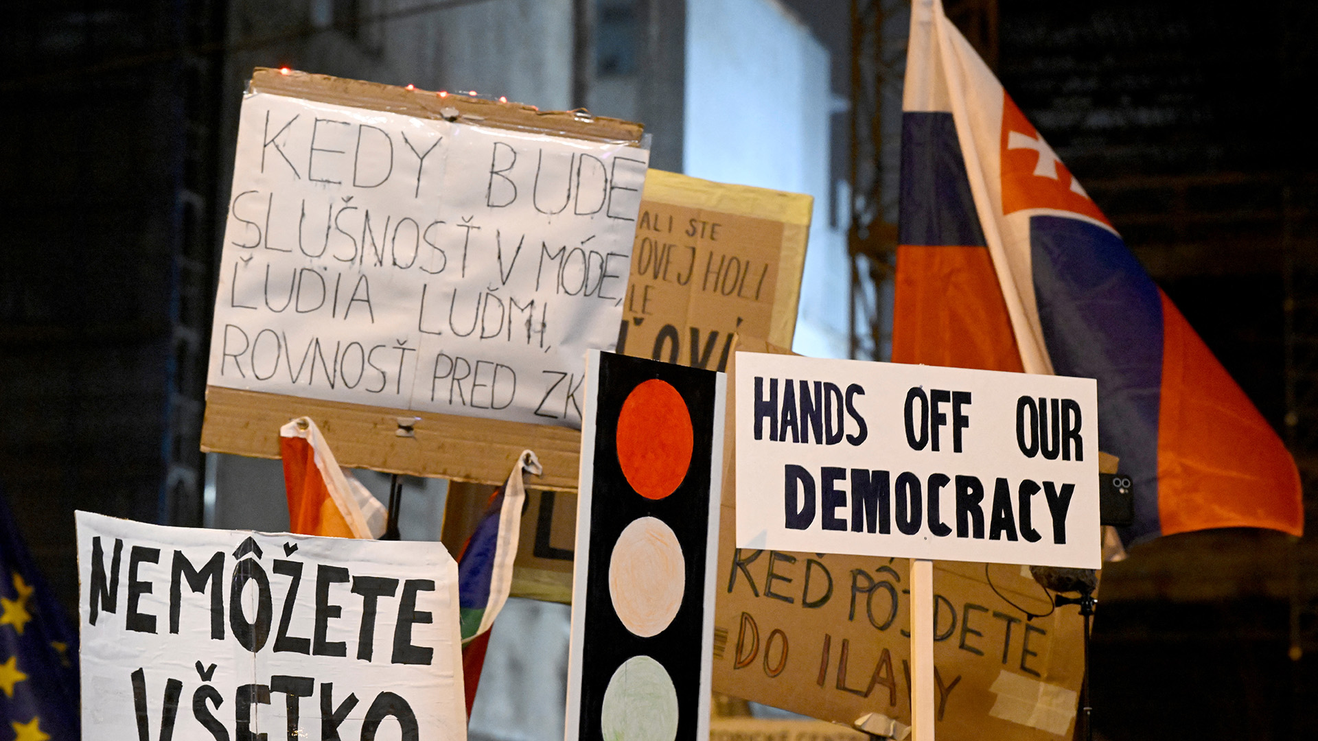 Σλοβακία: Δεκάδες χιλιάδες άνθρωποι στους δρόμους κατά της αμφιλεγόμενης μεταρρύθμισης του ποινικού κώδικα-1