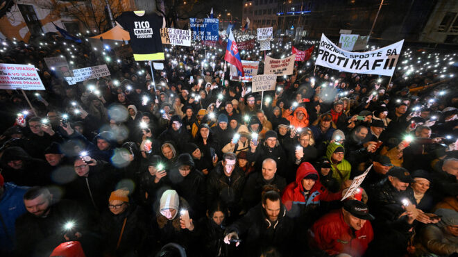 σλοβακία-δεκάδες-χιλιάδες-άνθρωποι-σ-562837729