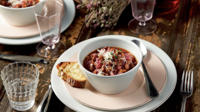 σούπα-με-κόκκινο-λάχανο-562832539