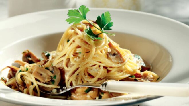 σπαγγέτι-με-σάλτσα-μανιταριών-562825801