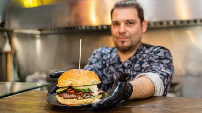 street-habit-για-μπέργκερ-με-προβατίνα-και-χουνκ-562846948