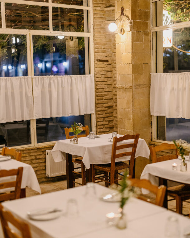 Η Ταβέρνα των Φίλων: Γίδα κοκκινιστή και λευκά τραπεζομάντηλα στον Κολωνό-2