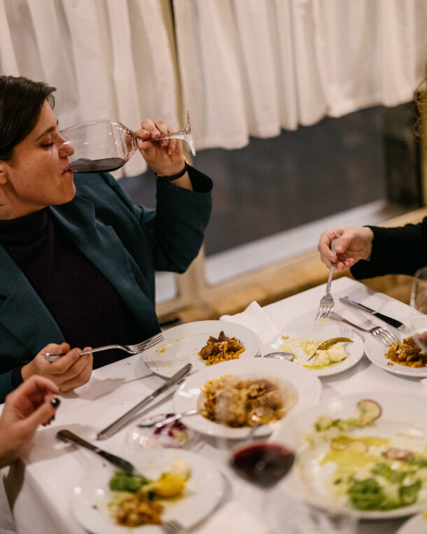 Η Ταβέρνα των Φίλων: Γίδα κοκκινιστή και λευκά τραπεζομάντηλα στον Κολωνό-3