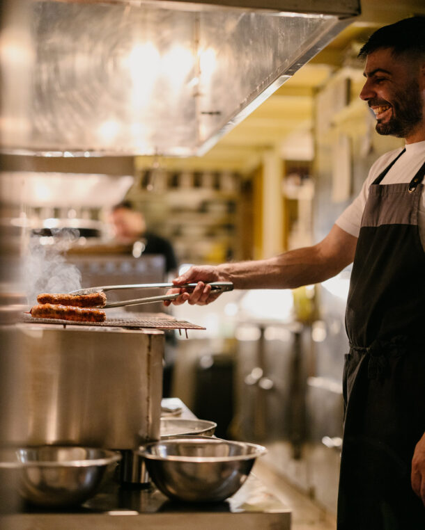 Η Ταβέρνα των Φίλων: Γίδα κοκκινιστή και λευκά τραπεζομάντηλα στον Κολωνό-6