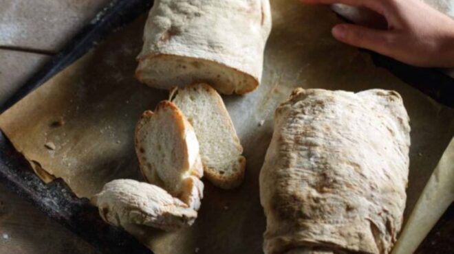 τζιαπάτα-το-ιταλικό-επίπεδο-ψωμί-562852891