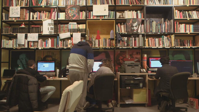 νάπολη-εμποροι-βιβλίων-στη-συνοικί-562838227