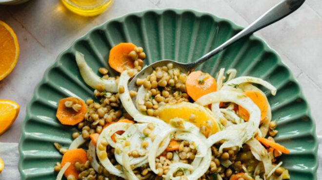 ζεστή-σαλάτα-με-φακές-με-πορτοκάλι-562835761