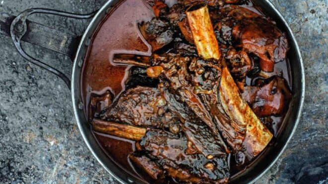 μοσχαρίσια-στηθοπλευρά-στη-γάστρα-με-562889740