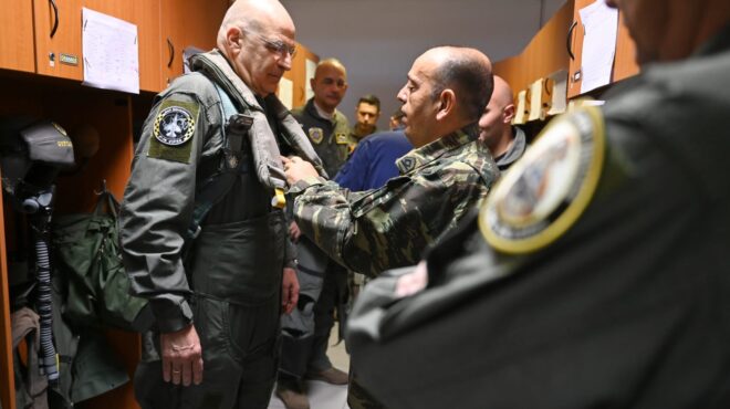 δένδιας-πτήση-πάνω-από-το-αιγαίο-με-f-16-viper-562898665