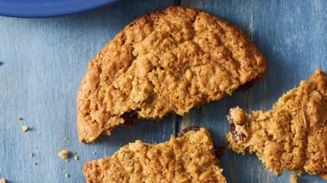 cookies-με-βρώμη-και-σταφίδες-562870534