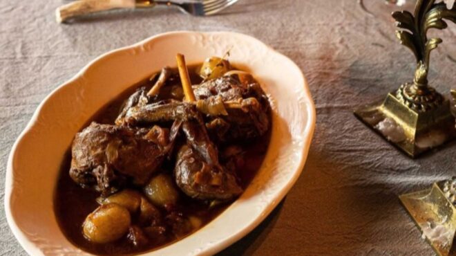 λαγός-στιφάδο-αλλά-στον-φούρνο-562890334