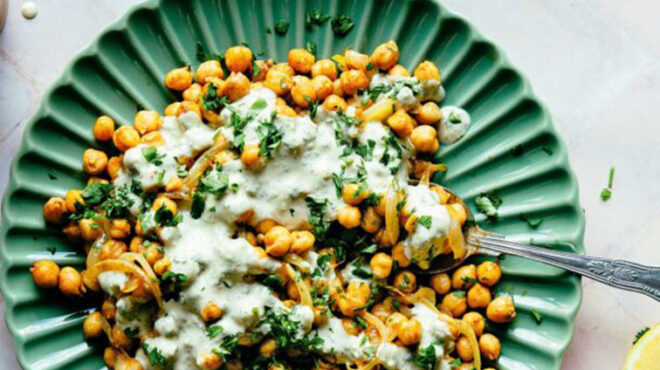 ρεβύθια-ψητά-με-σάλτσα-ταχίνι-562890601